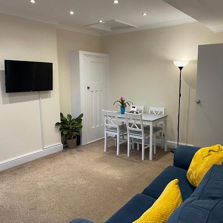 Super Convenient For Central London - Large 2 Double Bed Apartment 30 Seconds Walk To Platform Train Station And 19 Mins To London Waterloo ภายนอก รูปภาพ