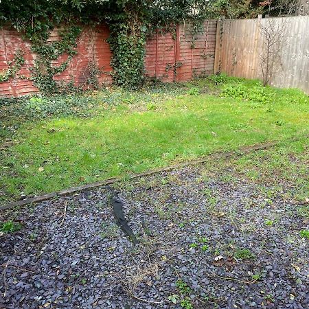 Super Convenient For Central London - Large 2 Double Bed Apartment 30 Seconds Walk To Platform Train Station And 19 Mins To London Waterloo ภายนอก รูปภาพ
