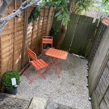Super Convenient For Central London - Large 2 Double Bed Apartment 30 Seconds Walk To Platform Train Station And 19 Mins To London Waterloo ภายนอก รูปภาพ