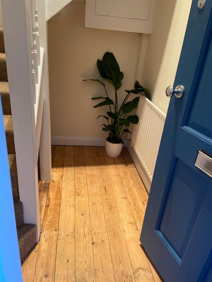 Super Convenient For Central London - Large 2 Double Bed Apartment 30 Seconds Walk To Platform Train Station And 19 Mins To London Waterloo ภายนอก รูปภาพ