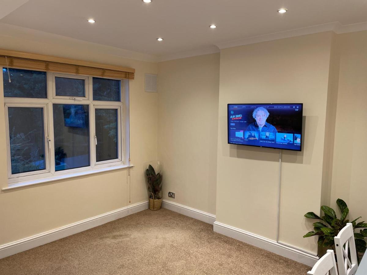 Super Convenient For Central London - Large 2 Double Bed Apartment 30 Seconds Walk To Platform Train Station And 19 Mins To London Waterloo ภายนอก รูปภาพ