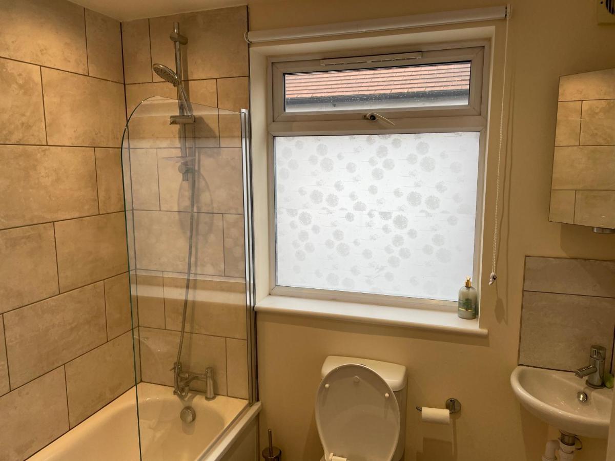 Super Convenient For Central London - Large 2 Double Bed Apartment 30 Seconds Walk To Platform Train Station And 19 Mins To London Waterloo ภายนอก รูปภาพ