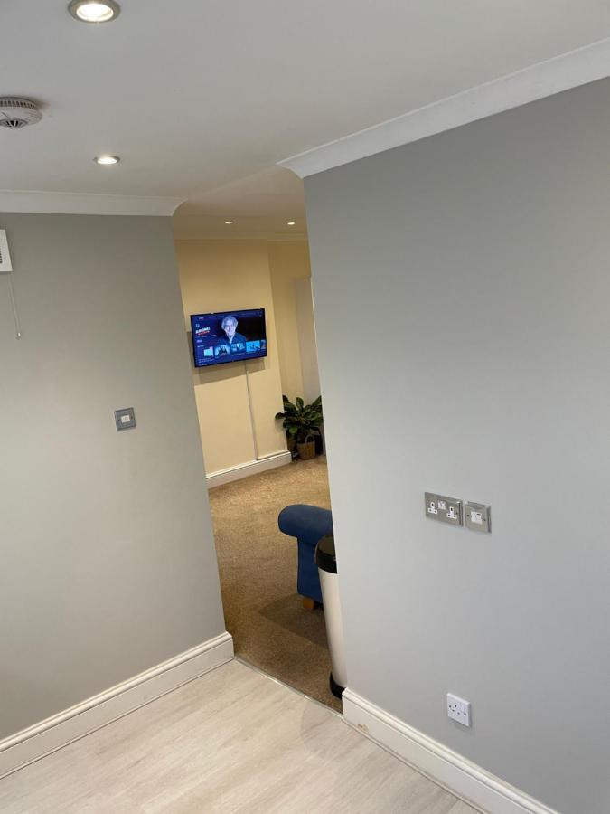 Super Convenient For Central London - Large 2 Double Bed Apartment 30 Seconds Walk To Platform Train Station And 19 Mins To London Waterloo ภายนอก รูปภาพ