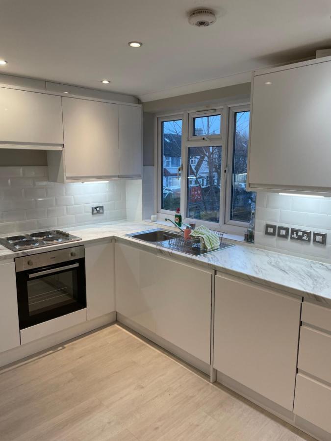 Super Convenient For Central London - Large 2 Double Bed Apartment 30 Seconds Walk To Platform Train Station And 19 Mins To London Waterloo ภายนอก รูปภาพ