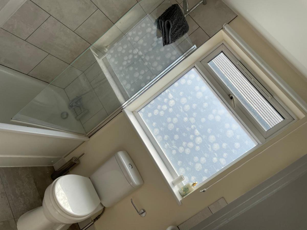 Super Convenient For Central London - Large 2 Double Bed Apartment 30 Seconds Walk To Platform Train Station And 19 Mins To London Waterloo ภายนอก รูปภาพ