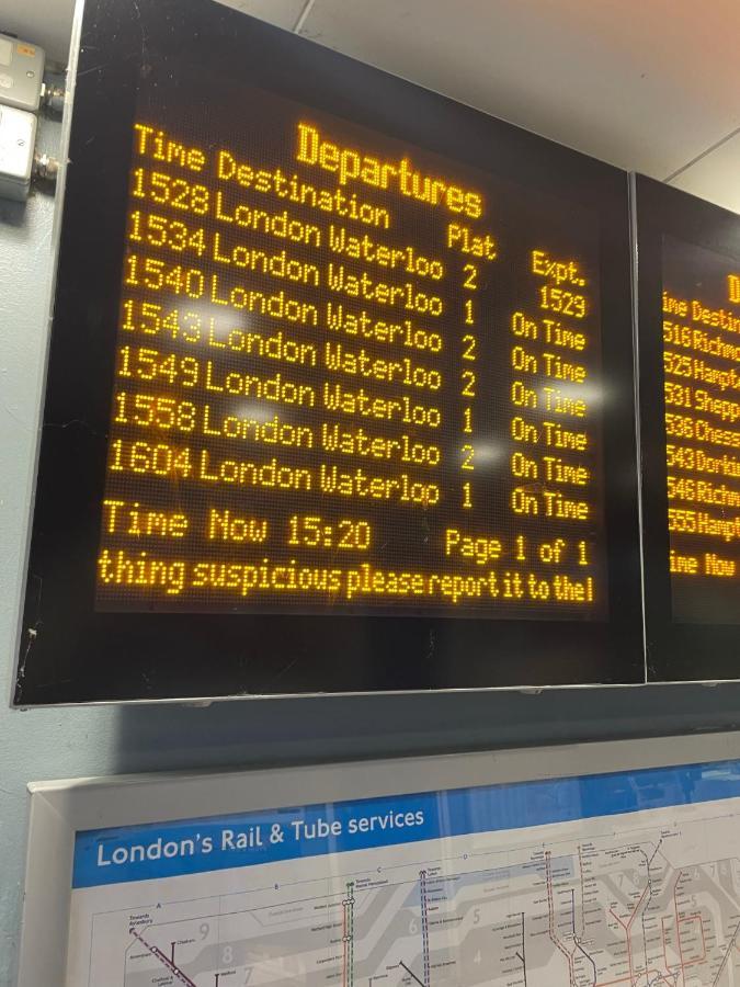 Super Convenient For Central London - Large 2 Double Bed Apartment 30 Seconds Walk To Platform Train Station And 19 Mins To London Waterloo ภายนอก รูปภาพ