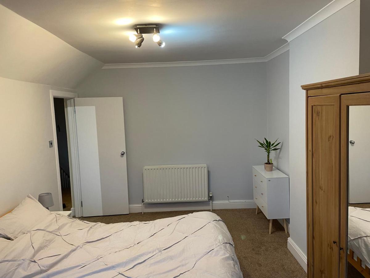 Super Convenient For Central London - Large 2 Double Bed Apartment 30 Seconds Walk To Platform Train Station And 19 Mins To London Waterloo ภายนอก รูปภาพ